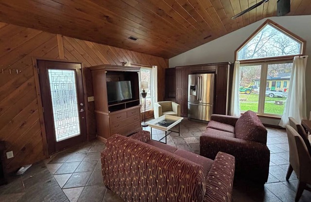 Elias Cabin CliffsidenA Cozy Getaway in Nature's Embrace