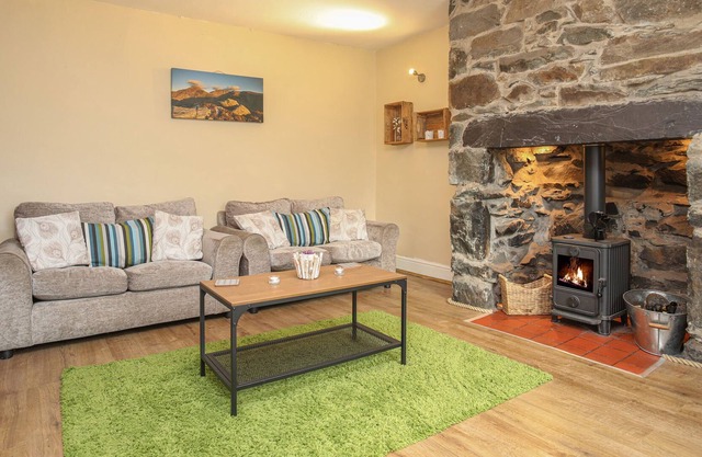ELIDIR VIEW, pet friendly, with open fire in Llanberis