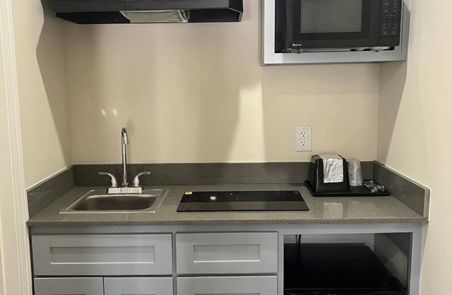 Elite Inn & Suites