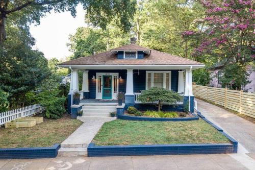 Elizabeth Bungalow, Fenced Yard, Fireplaces, Grill