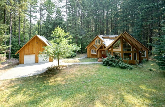"Elk Hollow" Mountain Home Near Mount Rainier and Crystal Mountain Ski Area, WA