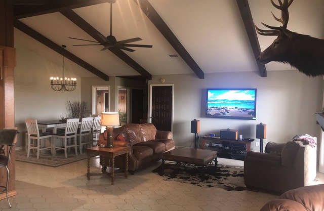 ELK House in CC! 4 bedrooms 2 bath! Book now for Spring and Summer! Free Wi-Fi