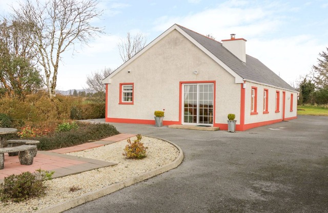 ELLEN'S COTTAGE, family friendly in Mountcharles, County Donegal