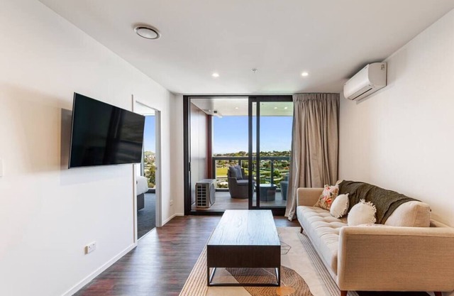 Ellerslie Escape: 2BR + Balcony!