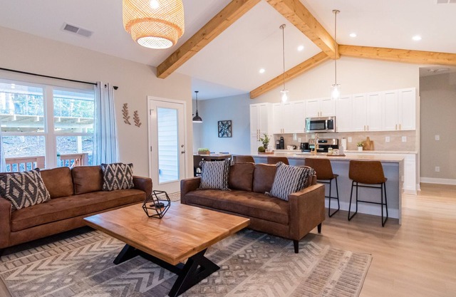 Ellijay's Charm- Spacious, Hot Tub & Fire Pit!