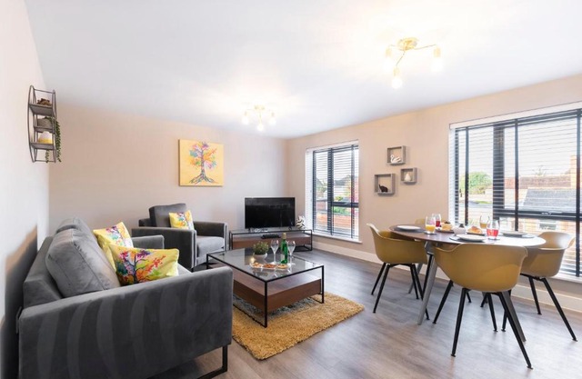 Elliot Oliver - Luxurious Two Bedroom Apartment With Parking