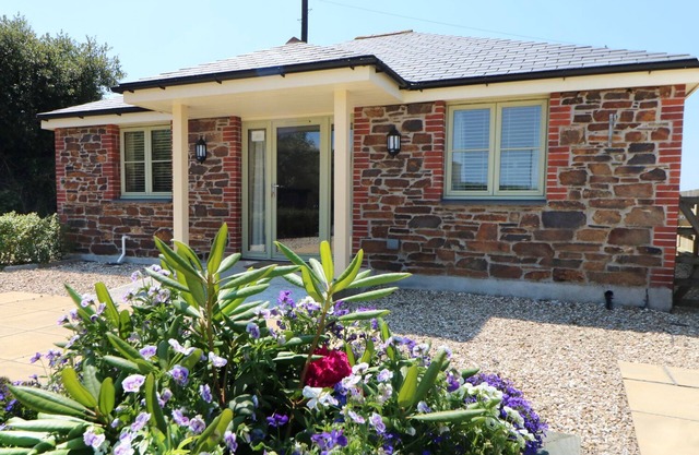ELM COTTAGE, pet friendly, with a garden in Tregony