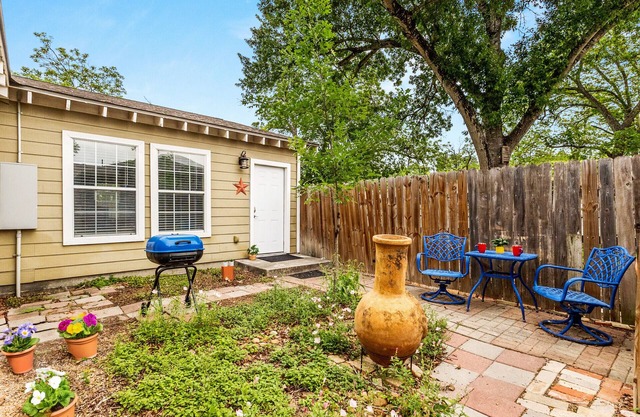 Elm Street Bungalow, Cozy Pet-Friendly Stay