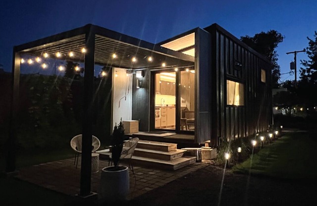 Elm Street Studio, Artful Luxury Tiny Cabin | 2 Queen Beds | Private Garden | Great location | Park