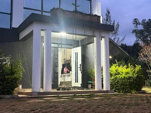 Elmadel Coffee Gardens 4Bed Rustic Wooden House