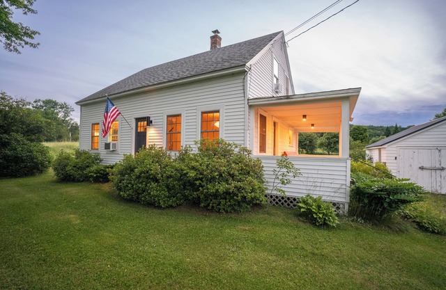 Elmore Views Farmhouse, Elmore Views Farmhouse - Pet Friendly!