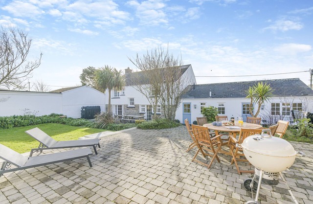 Elmwood Cottage - Four Bedroom House, Sleeps 8