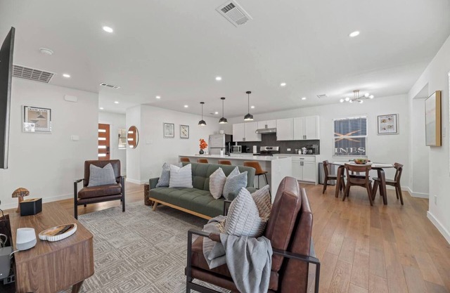 Elmwood Escape/Cozy Modern 3BD