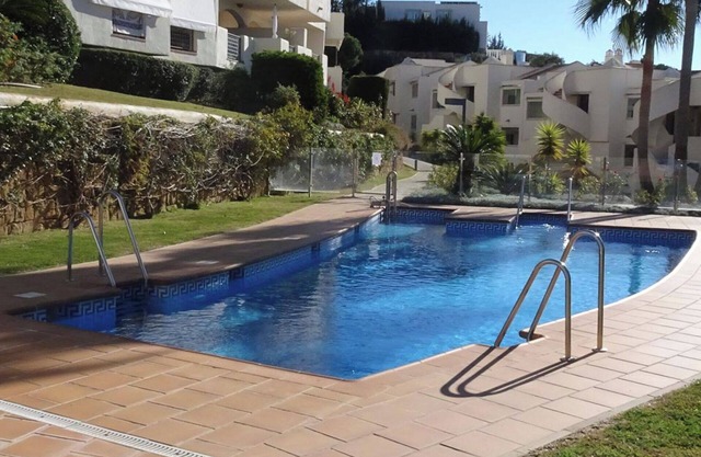 Elviria 2-Bed Apt, Sleeps 4, Pool, 20m to Beach