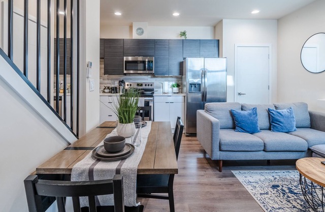 Emerald city Modern! Short drive to downtown & UW