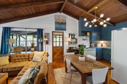 Emerald Cove Lakefront Cabin With Kayaks & Canoes