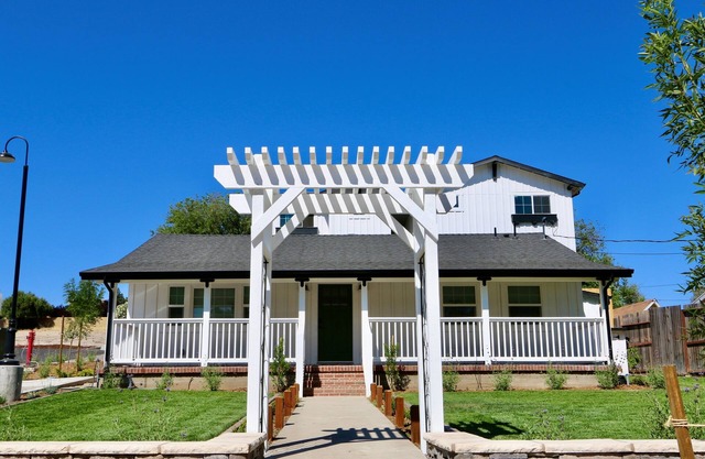 Emerald's Modern Farmhouse: BBQ & Wine Country