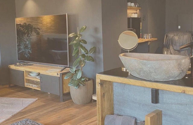 Emerald Suite with whirlpool, sauna and massage chair