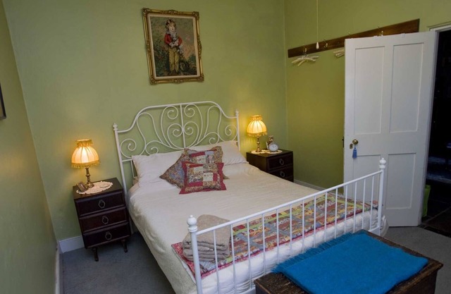 Emma Tiver Heritage Cottage -restored Miner's Cottage - step back to circa 1856