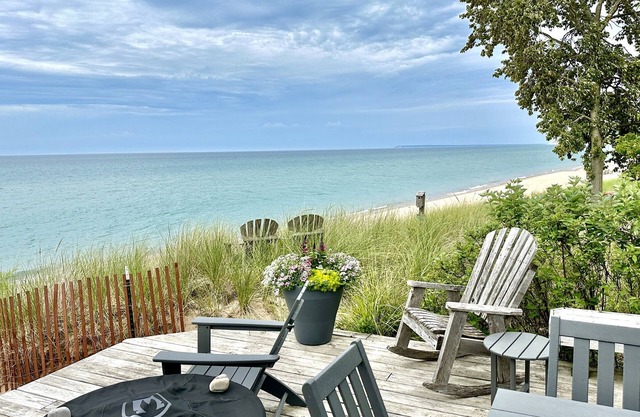 Empire Beach House - Lake Michigan cottage with firepit, grill & furnished deck