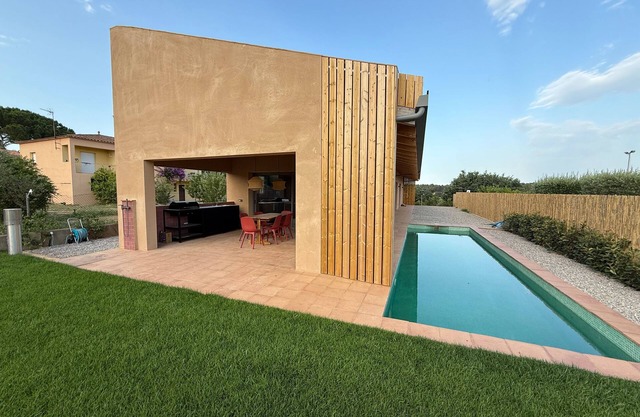 Empordà Soul, modern rural house with swimming pool near the beach