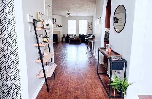 🤩EMPOWER House! WOODLANS Location! Beautiful patio and KIDS corner. 8 Beds