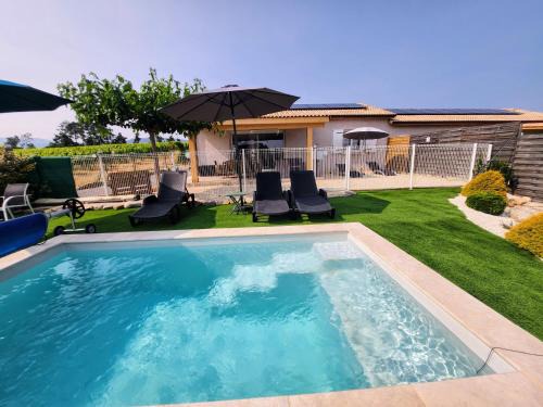 En Ardèche, maison de vacances L'Odalys climatisée avec sa piscine privée et chauffée