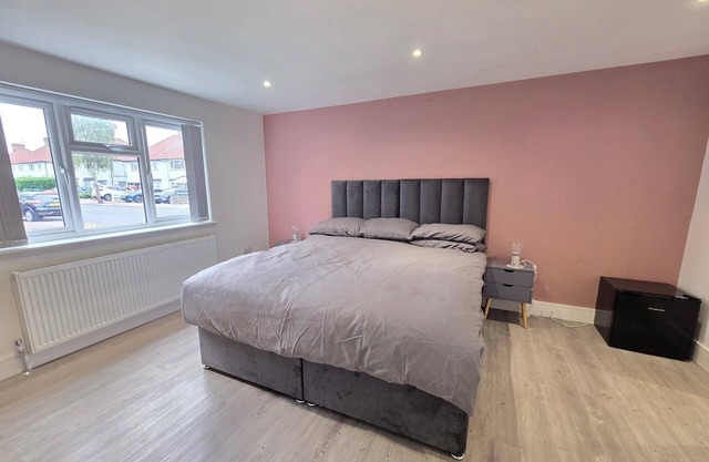 En suite, double bed in Watford