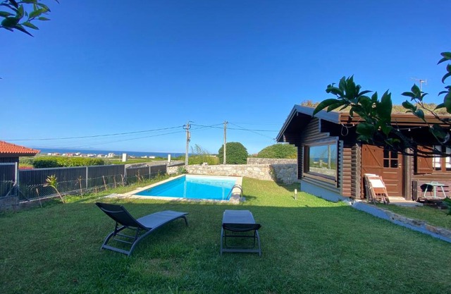 Encantadora moradia T1, com piscina e vista mar a 500m da praia