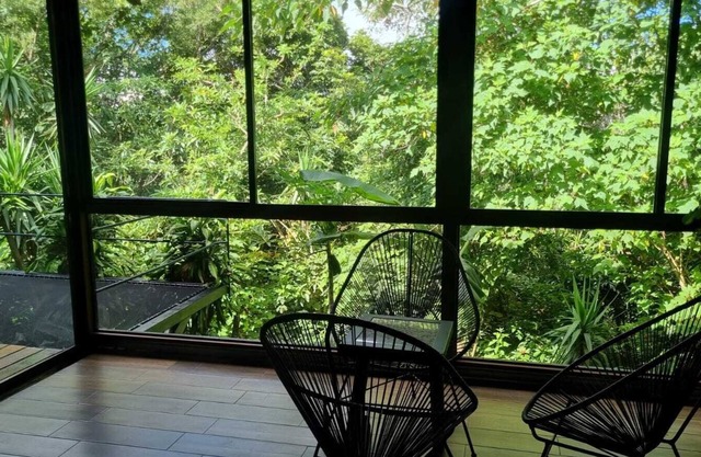 Encantadora villa con vista al atardecer y al valle.