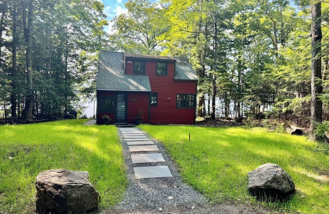 Enchanted Summer/Fall lakefront Cottage, 20 mins from downtown Portland!