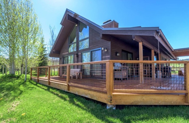 Enchanting Cabin w/River Access