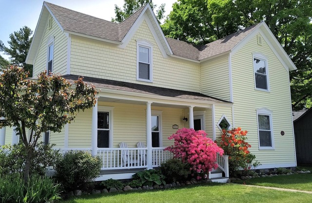 Enchanting Elk Rapids Victorian, 2 Blocks from Beaches