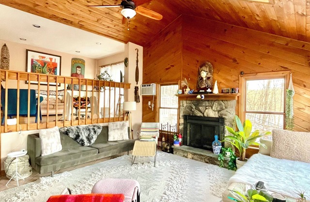Enchanting Lake front chalet with backyard and fire pit. Dog friendly.
