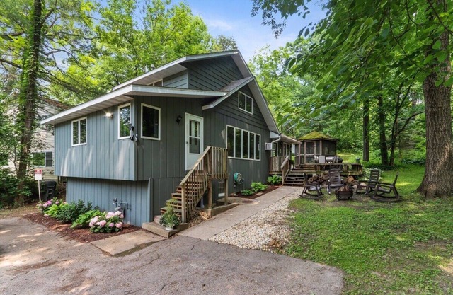 Enchanting Lake Woods Retreat |Near Water Access |Fire Pit |Deck |Screened-in Gazebo |Tranquil Stay