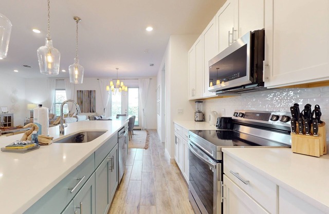 Enchanting & sun-soaked getaway with tennis court, generous patio, AC, & W/D