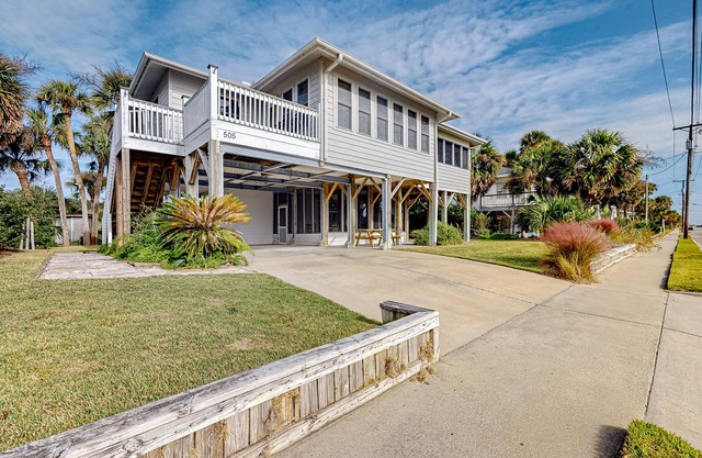 Enchanting & sunlit dog-friendly retreat with generous deck - steps to the sand