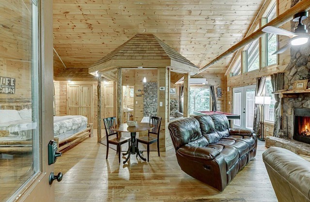 Enchantment – Romantic Cabin for Two with Indoor Spa, Jacuzzi & Fire Pit