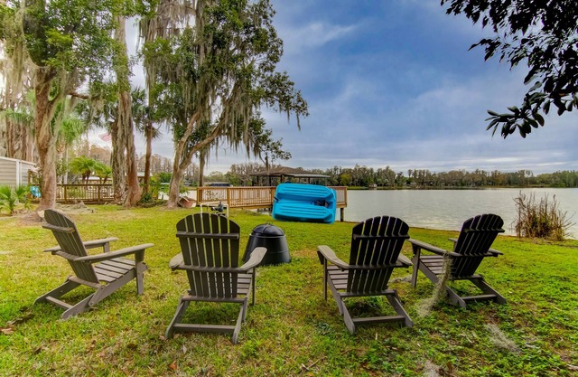 END OF SUMMER SALE! Lakefront Bungalow! Kayak/Paddleboat/Fishing! King Bed!