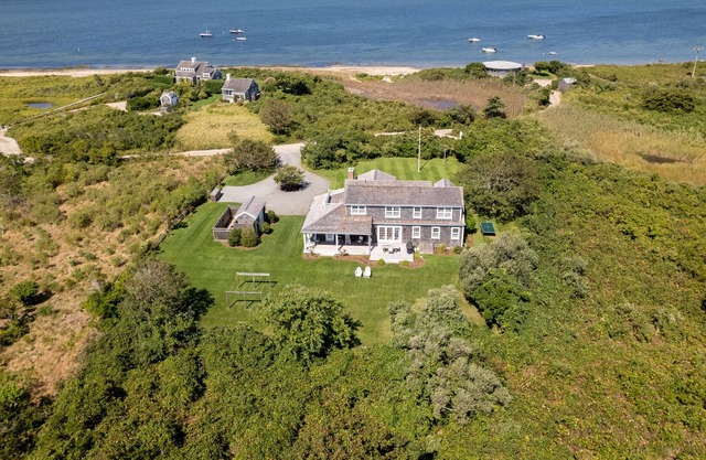 Endless harbor views with water access - 2 min walk to beach!