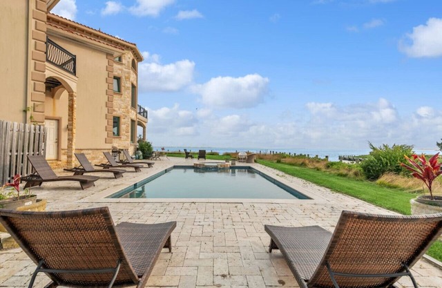 Endless Water Views: Your Hamptons Oasis Awaits - Book Now