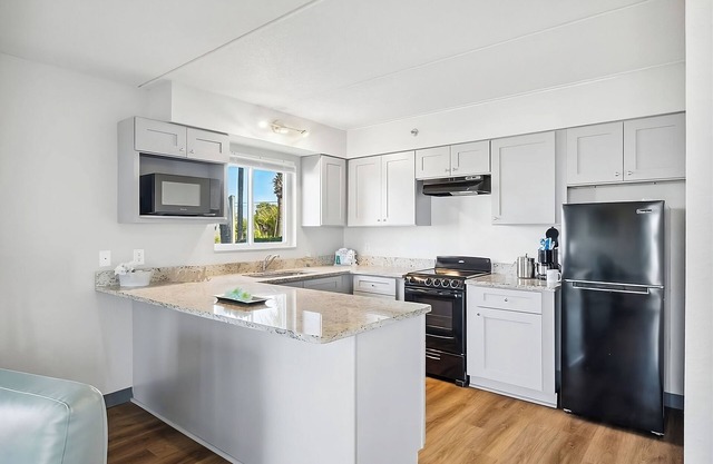 Enjoy a Hassle-Free and Comfortable Stay! 2 Spacious Units, Free Parking, Pool