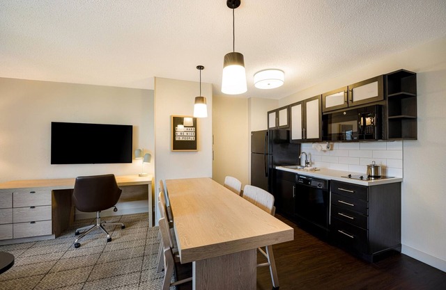Enjoy a Hassle-Free Stay! 2 Posh Units, Near J. Owen Grundy Park, Pet-Friendly