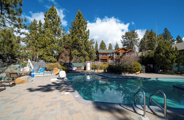 Enjoy a Hassle-Free Stay! Onsite Pool, Free Parking, Close to Agate Bay
