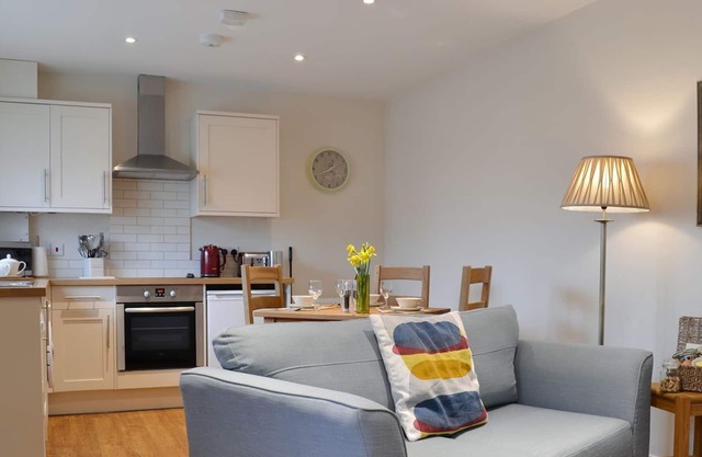 Enjoy a relaxing countryside break in this charming cottage, with local pubs and restaurants within