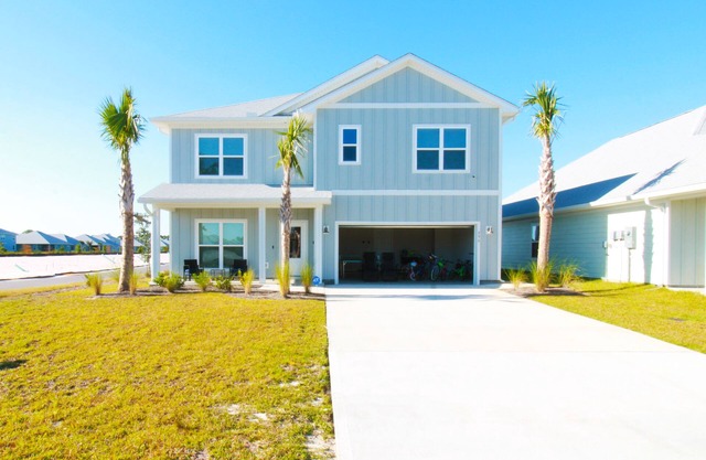 Enjoy a spacious 5-bedroom house all to yourself with easy beach access or Pools