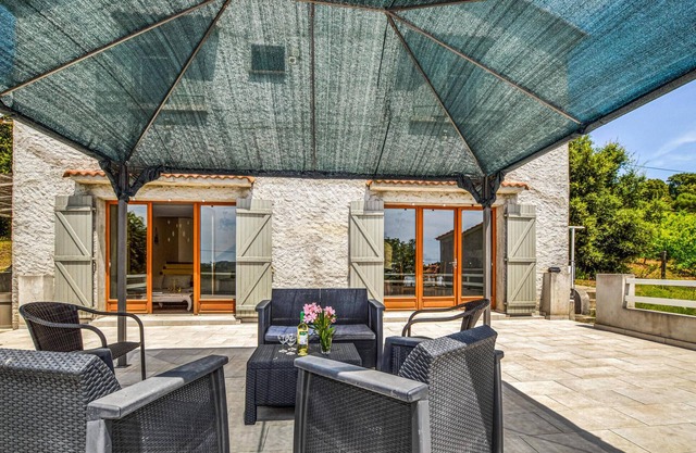 Enjoy an unforgettable time in this homely vacation home with pool and landscape panorama.