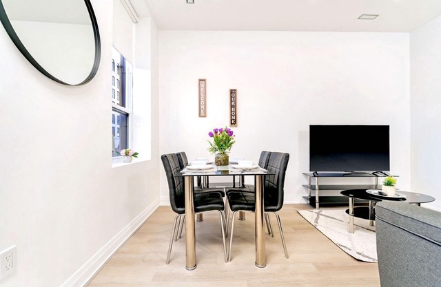 Enjoy at this centrally located apartment on James St. S. Newly reno'd 2-BR apt!
