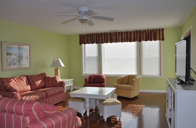 Enjoy beautiful bay sunsets in this Marina Bay rental