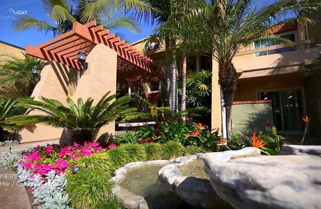 Enjoy beautiful beaches of Del Mar, minutes to San Diego. Walk to restaurants.